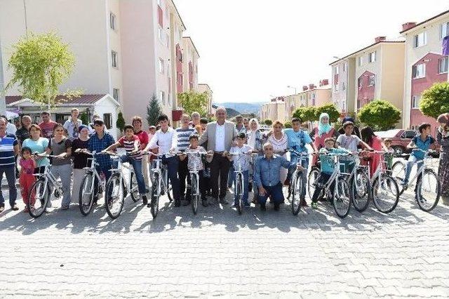 Başkan Babaş’tan Çocuklara Bayram Hediyesi