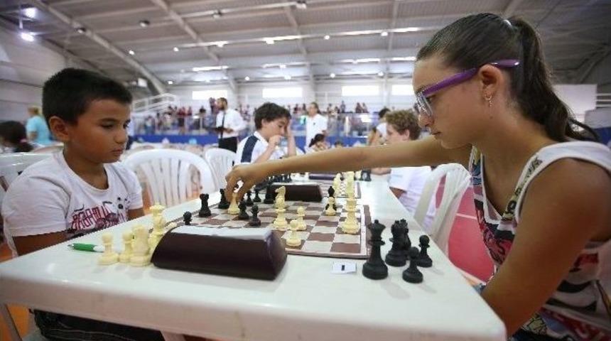 Karşıyaka&rsquo;da, Atat&uuml;rk Anısına Satran&ccedil; Turnuvası