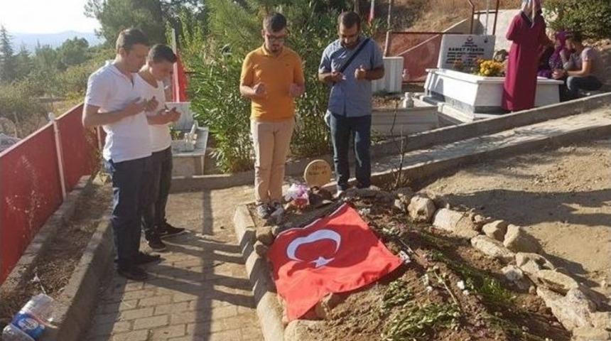 Gençler, Şehit Ailelerini Bayramda Yalnız Bırakmadı