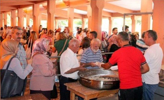 Asırlık Bayram Pilavı Geleneği Devam Ediyor