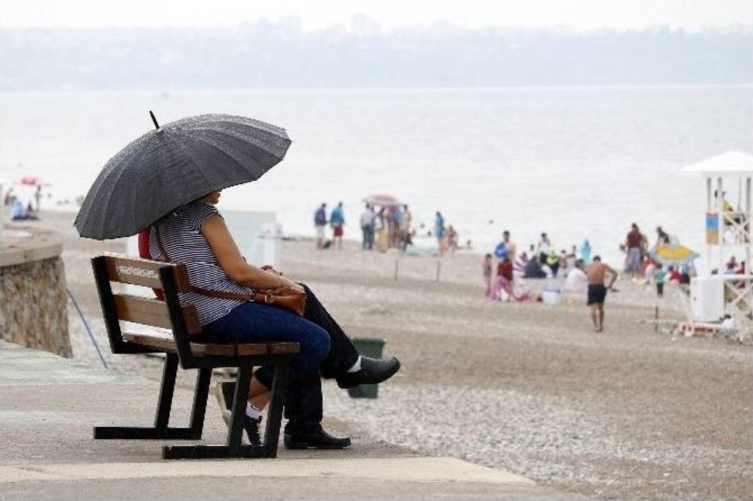 Antalya&rsquo;da Yağmur Tatilcileri Denizde Yakaladı