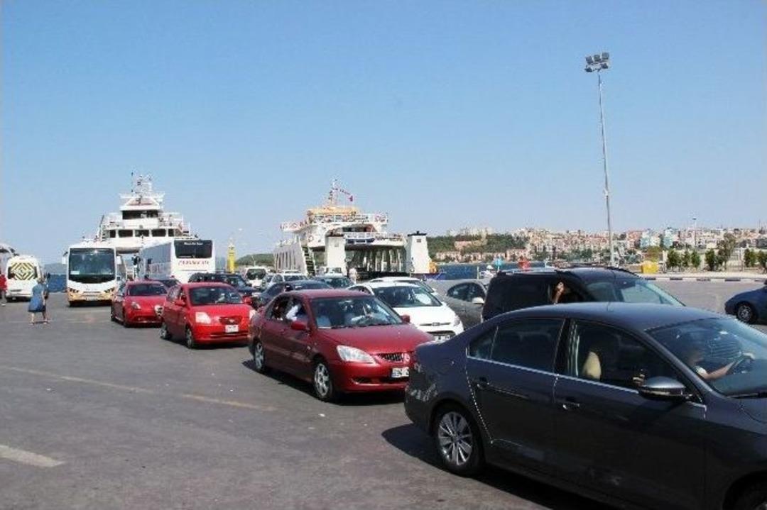 &Ccedil;anakkale&rsquo;de Feribot İskelesinde Bayram Yoğunluğu S&uuml;r&uuml;yor