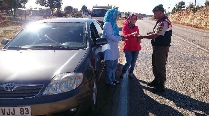 Mersin&rsquo;de Jandarmadan &Ccedil;ikolatalı Trafik Uygulaması