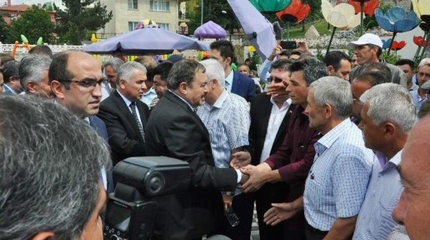 Bakan Eroğlu, Sandıklı&rsquo;da Vatandaşlarla Bayramlaştı