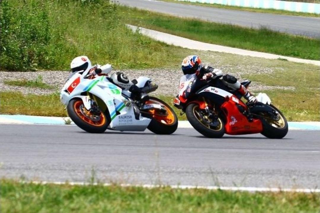 Pistlerde Balıkesir B&uuml;y&uuml;kşehir Belediyespor R&uuml;zgarı Esiyor