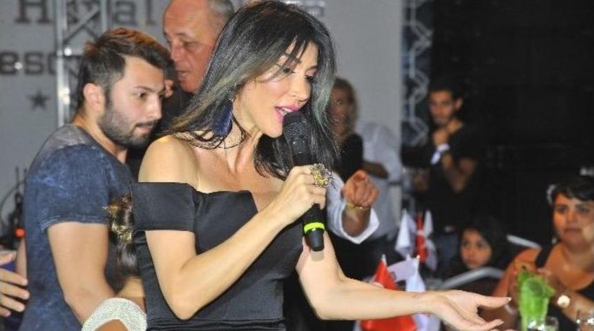 İzmir&rsquo;de Hande Yener R&uuml;zgarı