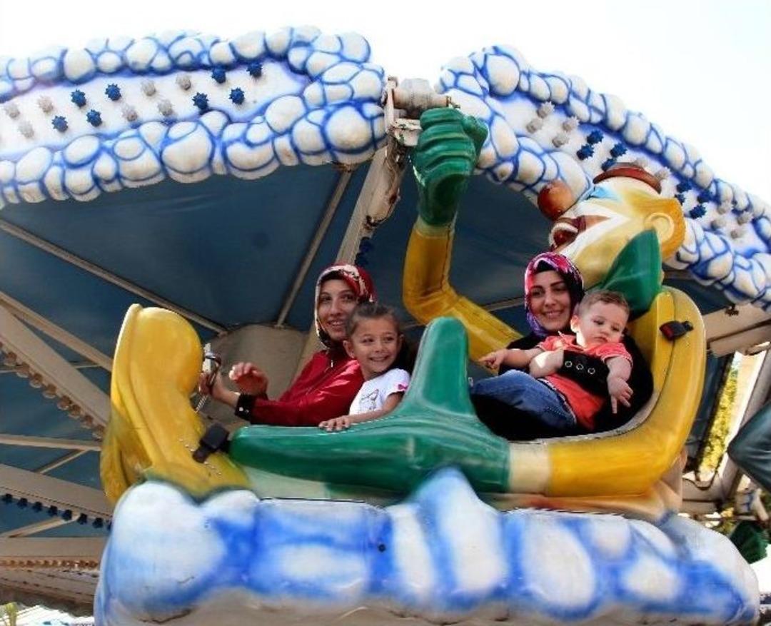 &Ccedil;ocuklar Kurban Bayramında Topladıkları Har&ccedil;lıkları Lunaparkta Harcadı