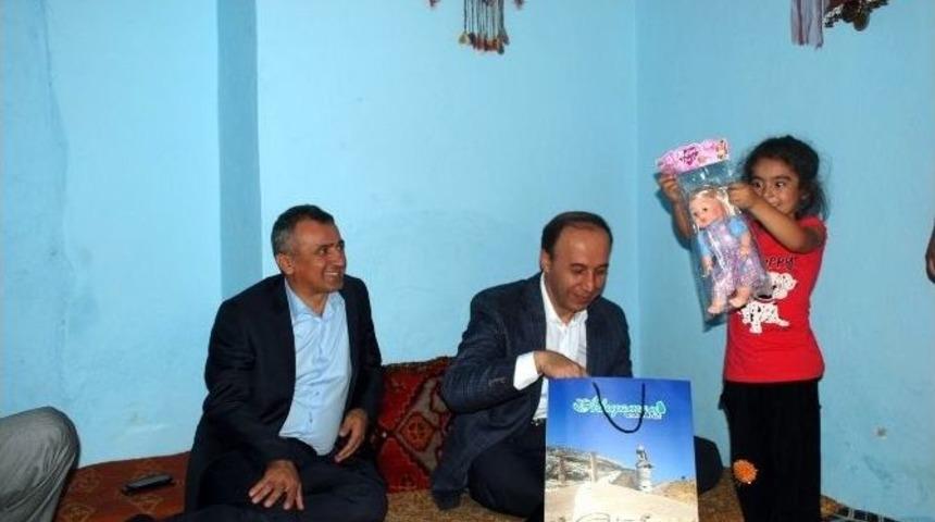 Vali Erin, Yetim Y&uuml;rekleri Bu Bayramda Da Unutmadı