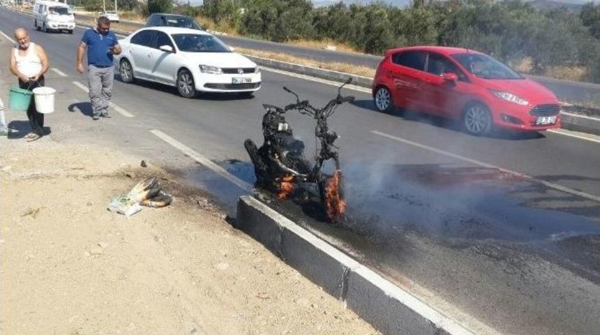 Seyir Halindeki Motosiklet Cayır Cayır Yandı