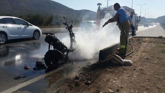 Seyir Halindeki Motosiklet Cayır Cayır Yandı