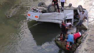 Otomobil Dereye Yuvarlandı: 1 Ölü, 1 Yaralı