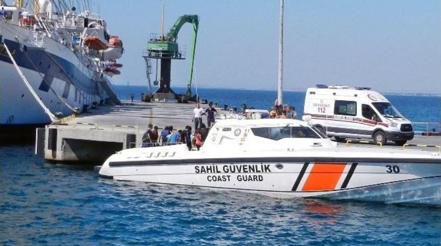 G&ouml;&ccedil;menler Yakalandı, Turistler Limanda &Ouml;z &Ccedil;ekim Yaptı