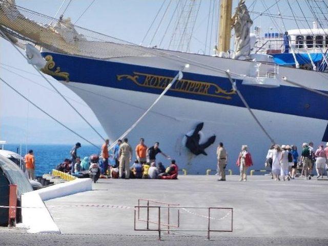 Göçmenler Yakalandı, Turistler Limanda Öz Çekim Yaptı