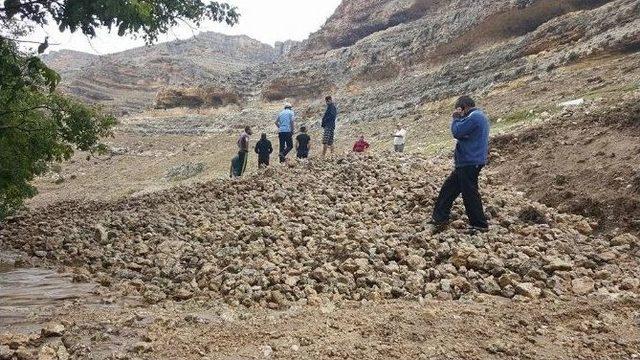 Karaman’da Heyelan Köy Yolunu Ulaşıma Kapattı