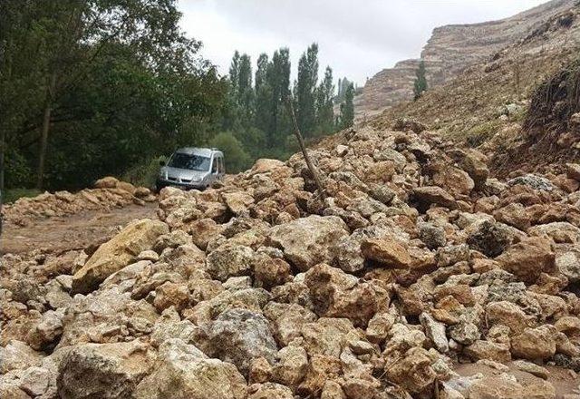 Karaman’da Heyelan Köy Yolunu Ulaşıma Kapattı