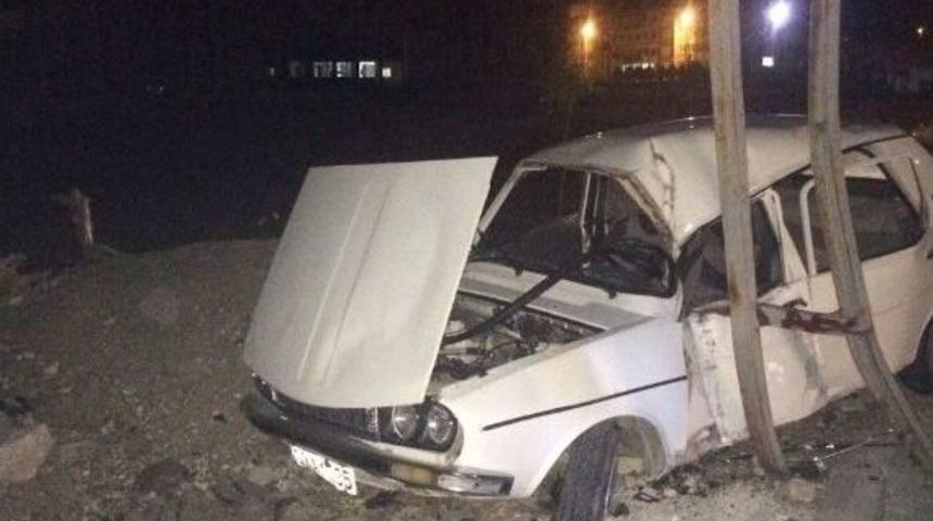 Otomobil Elektrik Direğine &Ccedil;arptı: 2 Yaralı
