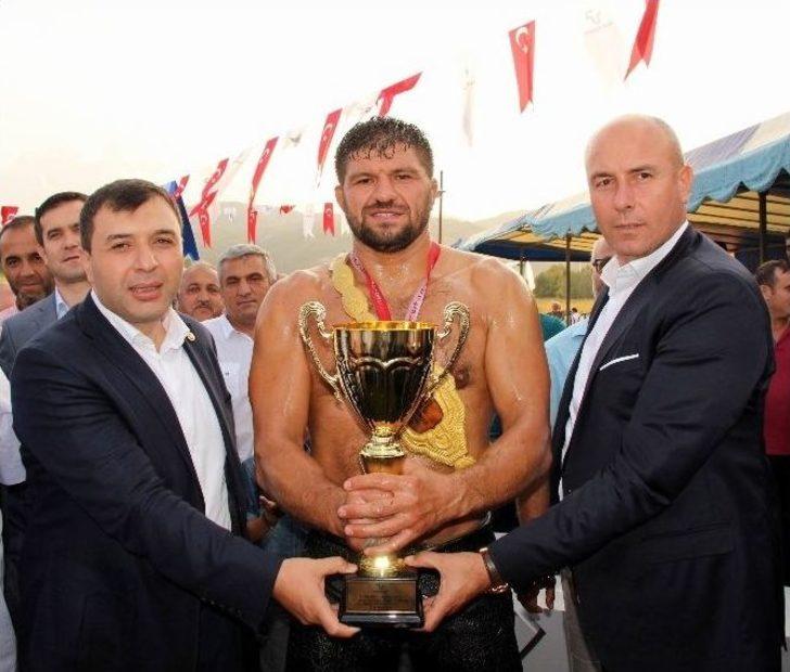 2 Saatte Yenildiği Rakibini, 1 Dakikada Yenerek Başpehlivan Oldu G4