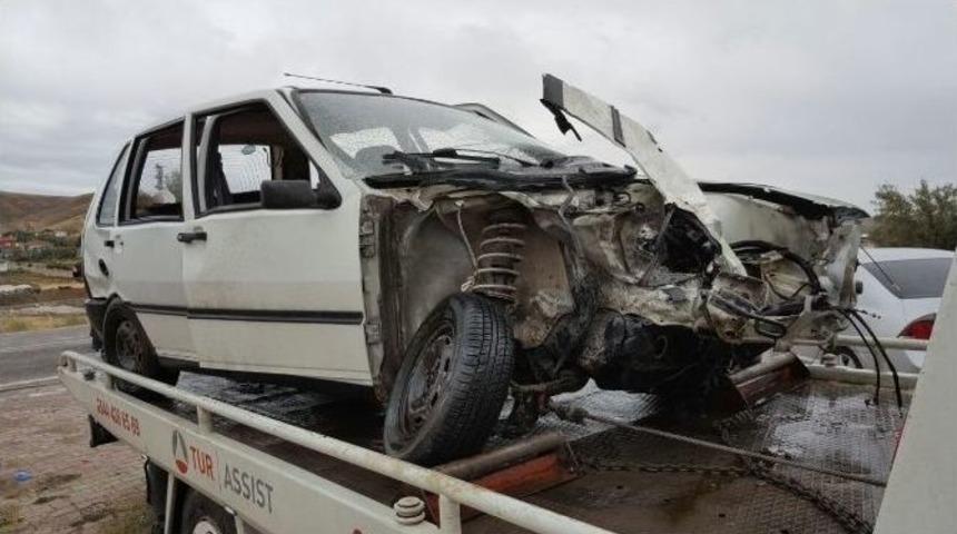 Aksaray’da İki Otomobil Çarpıştı: 8 Yaralı