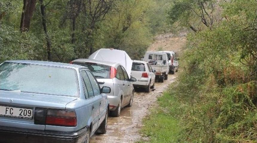 Karaman&rsquo;da Heyelandan Kapanan K&ouml;y Yolu Ulaşıma A&ccedil;ıldı