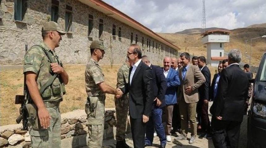 Muş Valisi Yavuz, &Uuml;&ccedil;evler B&ouml;lgesinde İncelemelerde Bulundu