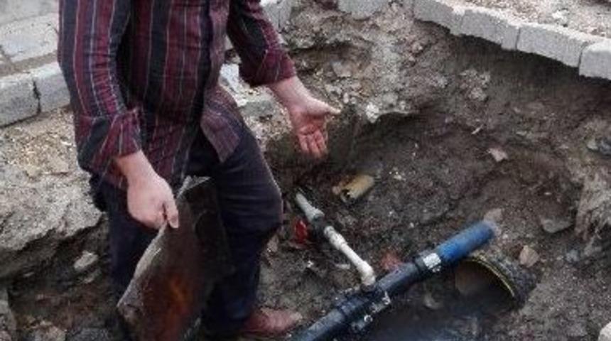 K&ouml;yl&uuml;ler Bir Yanda Susuzluk Yaşarken Diğer Yanda Boşa Akan Suya &Uuml;z&uuml;l&uuml;yor