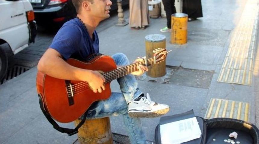 Sokaklarda Gitar &Ccedil;alarak Engelli Annesine Ve Babasına Bakıyor