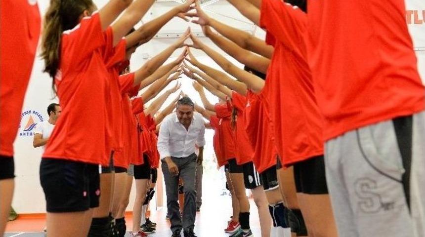 Başkan Uysal, Yaz Spor Okulu Voleybol Kapanış T&ouml;renine Katıldı