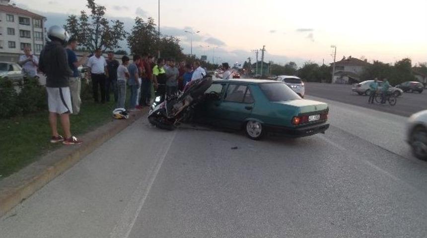 Gelin Arabasının &Ouml;n&uuml;n&uuml; Kesmek İsteyen Otomobil Kazaya Neden Oldu