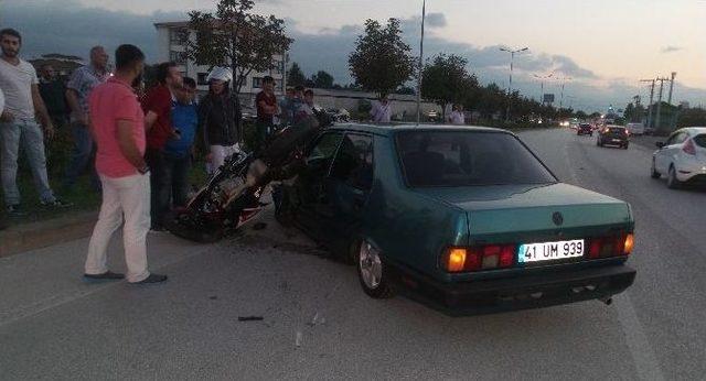 Gelin Arabasının Önünü Kesmek İsteyen Otomobil Kazaya Neden Oldu