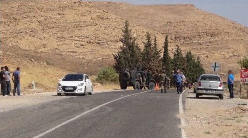 Yol Kesen Ter&ouml;ristler Sivil Aracı Taradı: 1 Yaralı