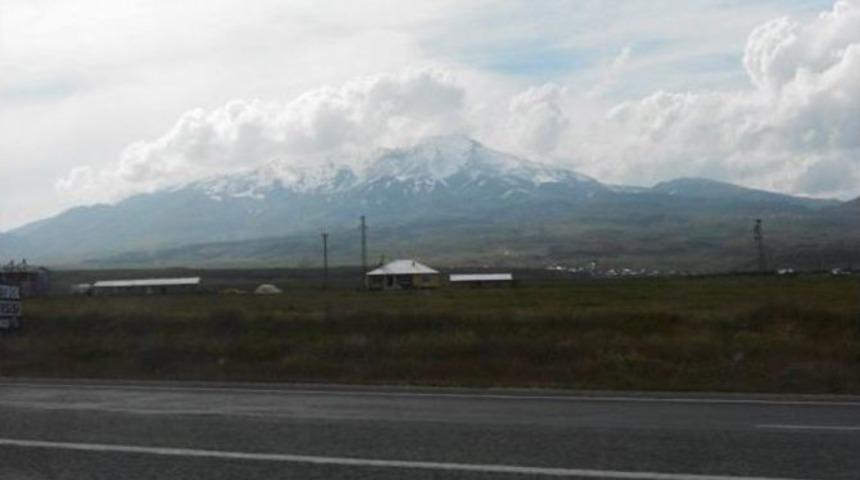 S&uuml;phan Dağı&rsquo;na Mevsimin İlk Karı Yağdı
