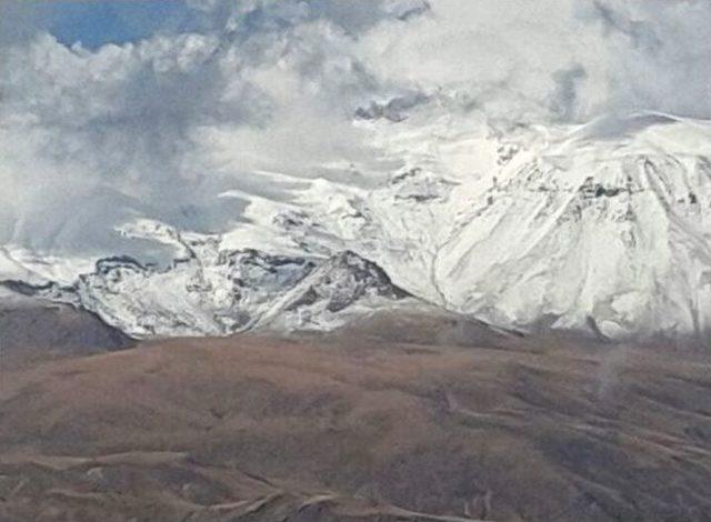 Süphan Dağı’na Mevsimin İlk Karı Yağdı