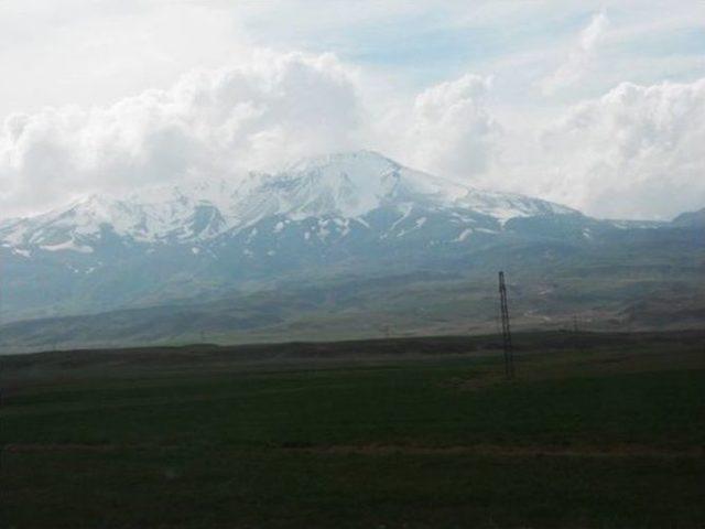 Süphan Dağı’na Mevsimin İlk Karı Yağdı