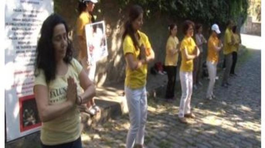 &Ccedil;in Konsolosluğu &Ouml;n&uuml;nde Yogalı Protesto