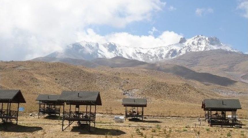 Erciyes Dağı Gelinliğini Giydi