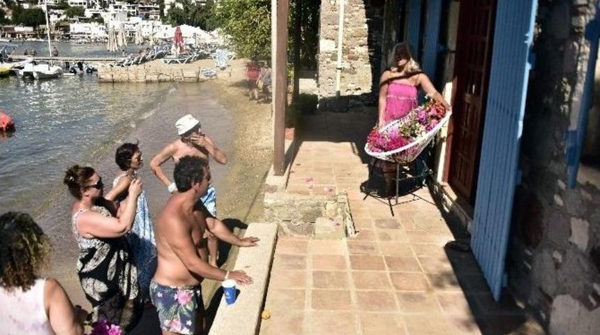 Sevenleri Tarık Akan&rsquo;ın Balkonuna Begonviller Bıraktı