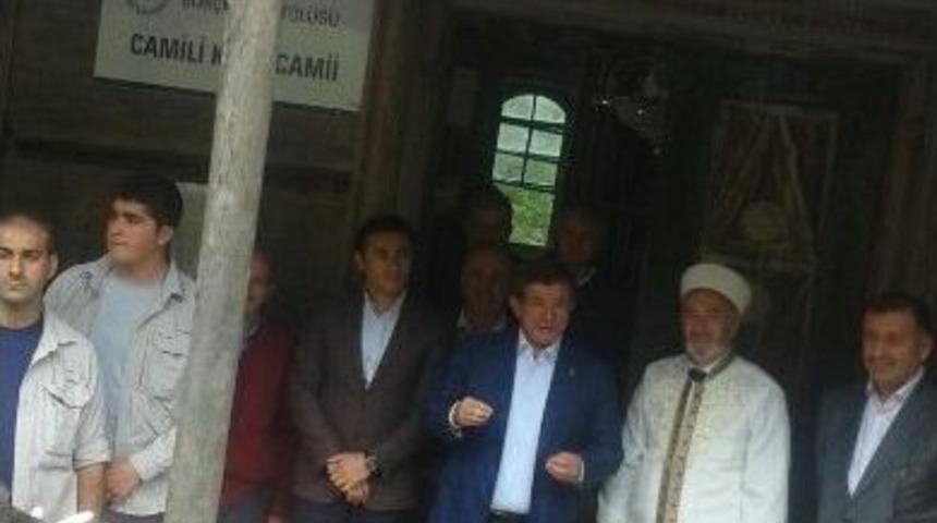 Eski Başbakan Ahmet Davutoğlu, Cuma Namazı&rsquo;nı Camili&rsquo;de Kıldı
