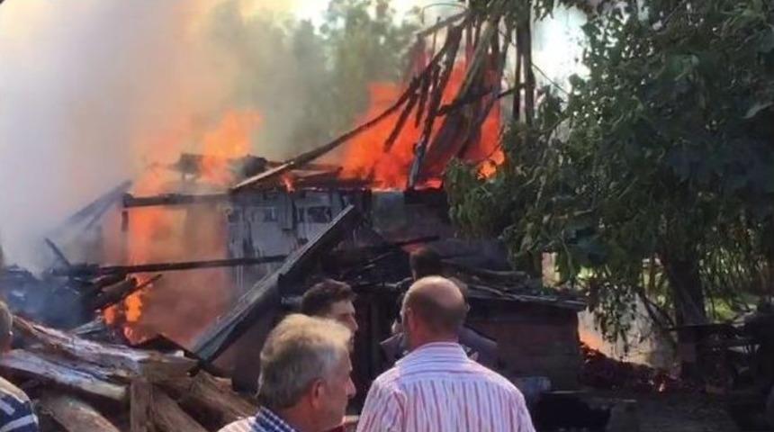 Yangının B&uuml;y&uuml;kl&uuml;ğ&uuml;nden Panikleyen İtfaiye Eri Kalp Krizi Ge&ccedil;irdi