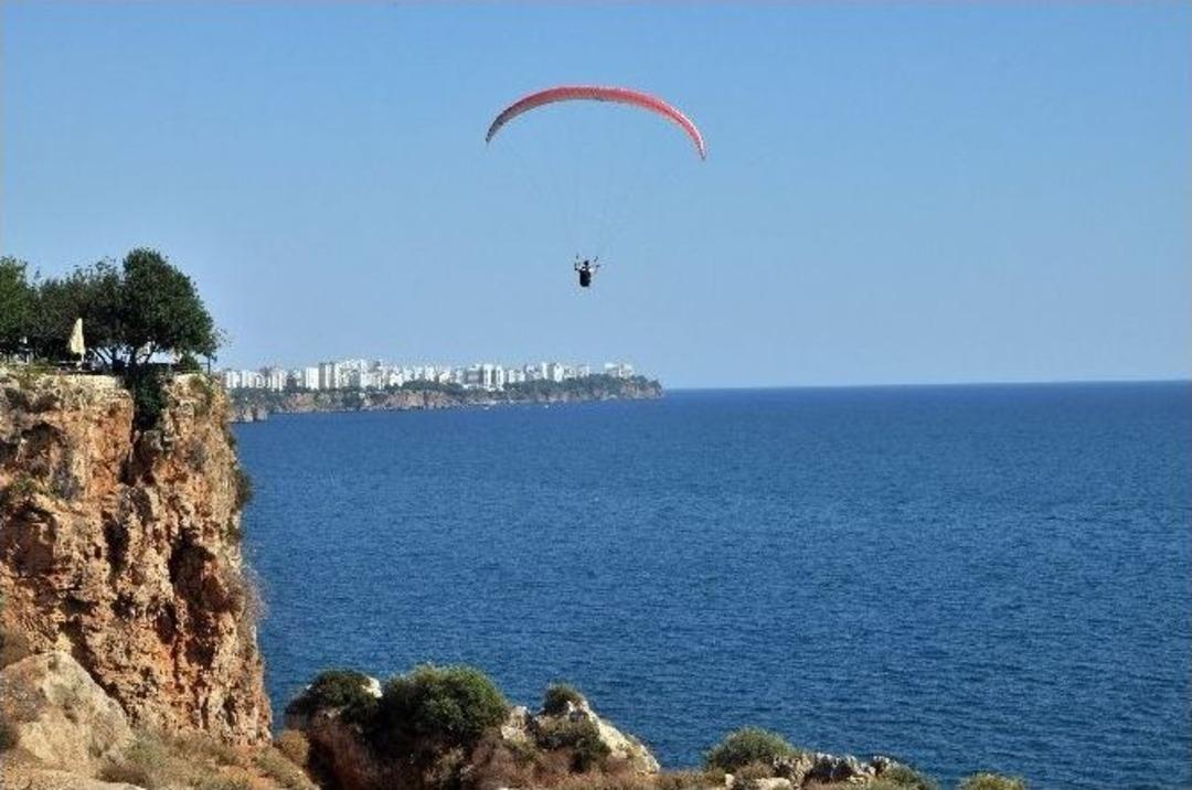 Antalya&rsquo;da Paraş&uuml;t&ccedil;&uuml;ler Yasak Dinlemiyor