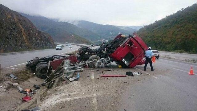 Tır Bariyere Çarpıp Devrildi: 1 Yaralı