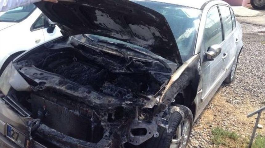 Park Halindeki Otomobil Alev Aldı