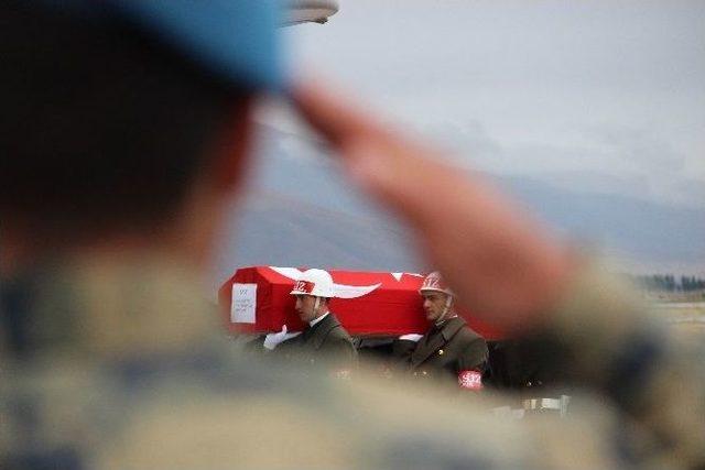 Başbakan Yıldırım Çatışmada Yaralanan Üsteğmeni Ziyaret Etti