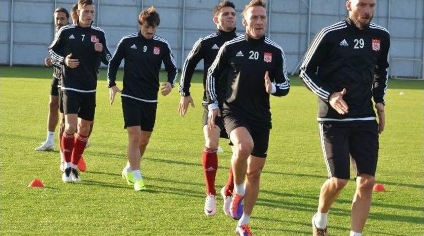 Sivasspor, Denizlispor Ma&ccedil;ı Hazırlıklarını S&uuml;rd&uuml;r&uuml;yor