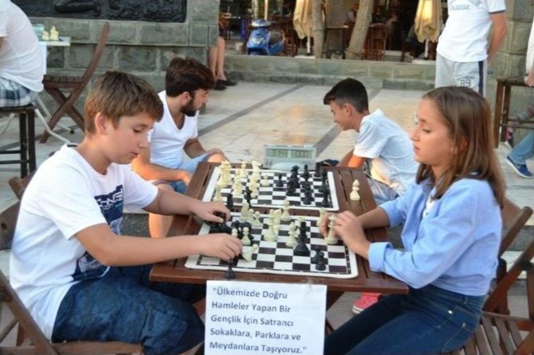 Ayvalık&rsquo;ta Satran&ccedil; Sokağa Taştı