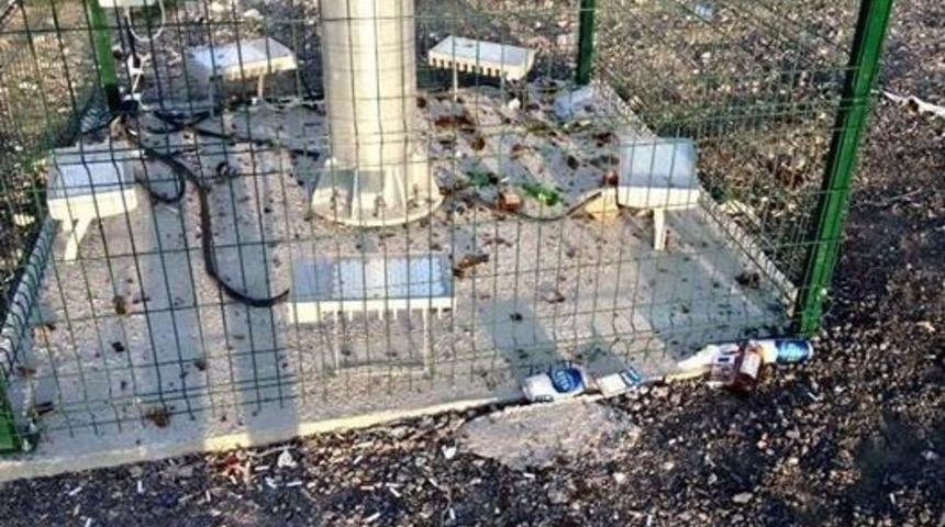 Türk Bayrağı Asılı Olan Direğin Dibine Alkol Şişesi Kırdılar