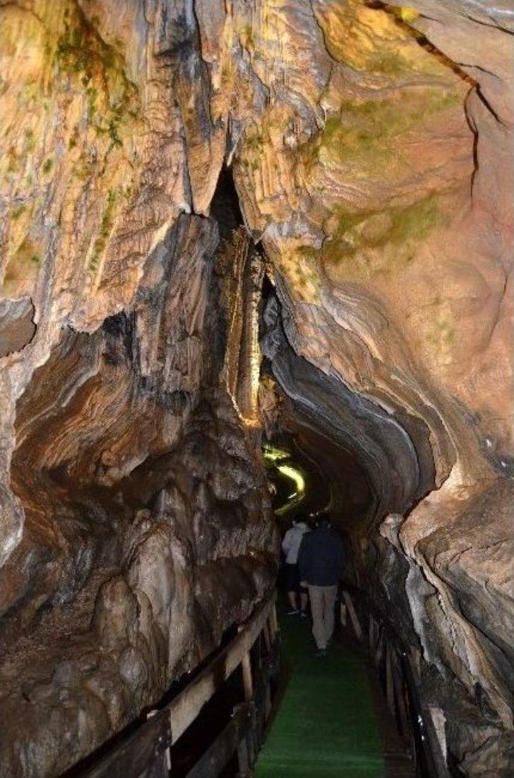 Yaklaşık 8 Km Uzunluğu İle Dünyanın En Uzun İkinci Mağarası Olarak Kabul Edilen Çal Mağarası’nı 35 Bin Turist Ziyaret Etti G2