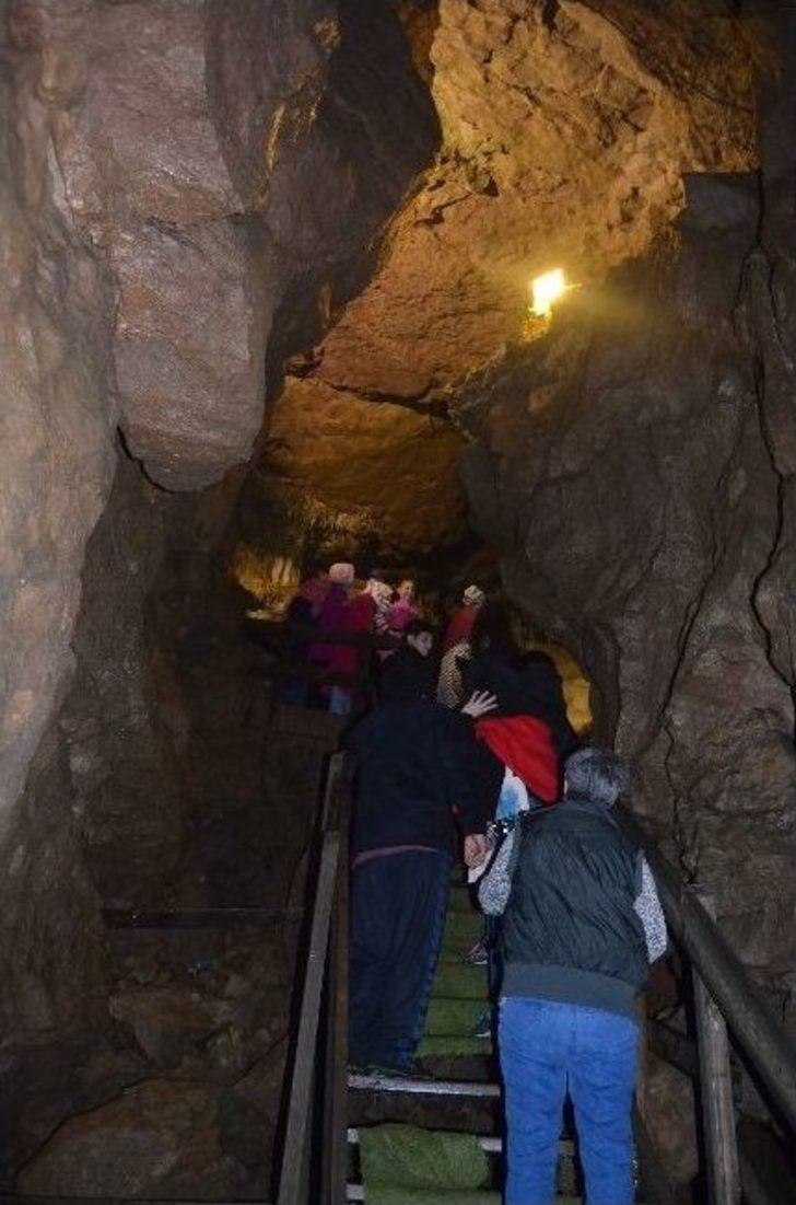 Yaklaşık 8 Km Uzunluğu İle Dünyanın En Uzun İkinci Mağarası Olarak Kabul Edilen Çal Mağarası’nı 35 Bin Turist Ziyaret Etti G4