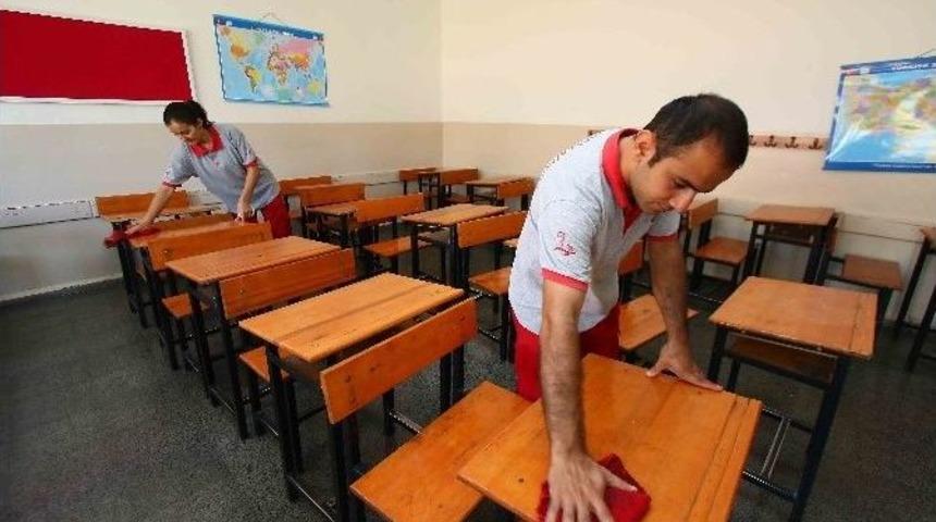 Bayraklı Okullarında Detaylı Temizlik Yapıldı