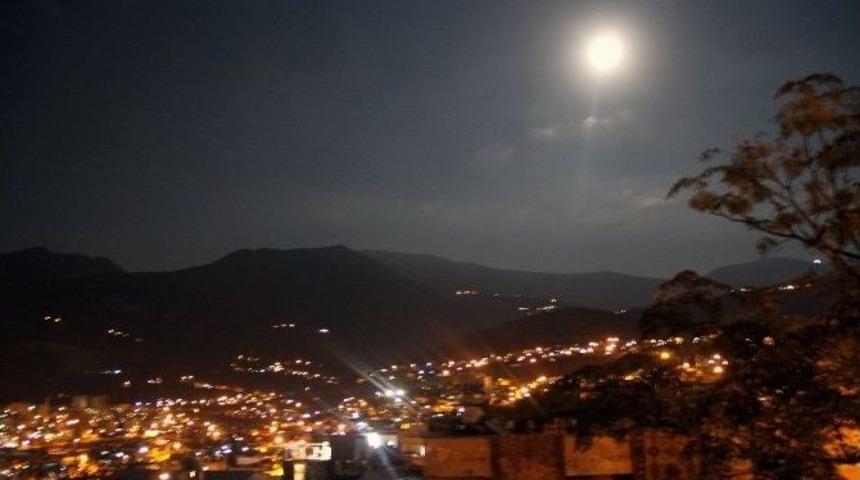 Ay Tutulması İskenderun&rsquo;da Rengarenk G&ouml;r&uuml;nt&uuml;lendi