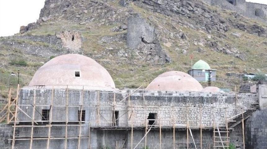 Muradiye Hamamı Restore Ediliyor, Cuma Hamamı Kaderine Terk Edildi